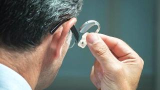 戴上助听器能听到声音，就能听懂语言吗?