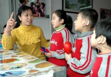 儿童配戴助听器