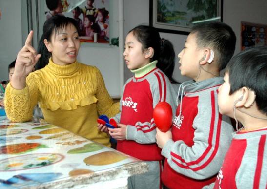 儿童配戴助听器