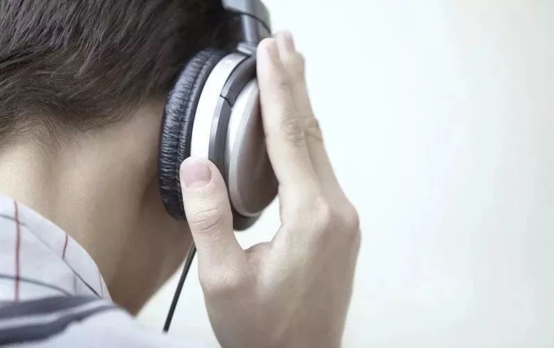 戴耳机听音乐